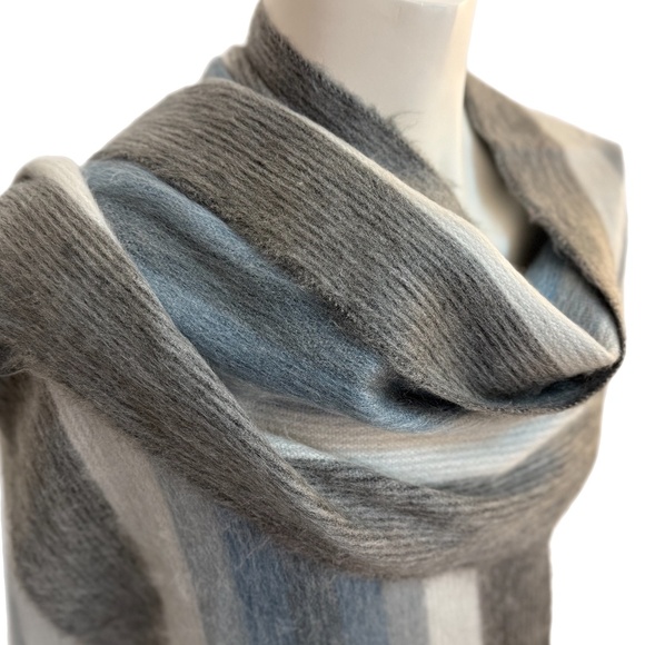 Pokoloko Artisan Alpaca Scarf 🇪🇨– Grey, Blue & Cream Striped, Made in Ecuador - Picture 3 of 8